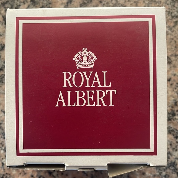 Royal Albert Old Country Roses Lidded Sugar Bowl - Picture 11 of 13